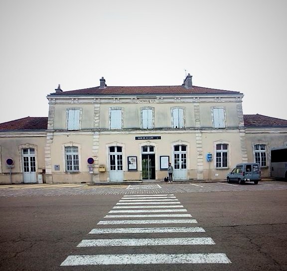 La riante gare d'Avallon sous un ciel radieux